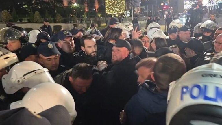 Përplasje e dhunshme mes policisë dhe mbështetësve të Adriatik Lapajt (video)