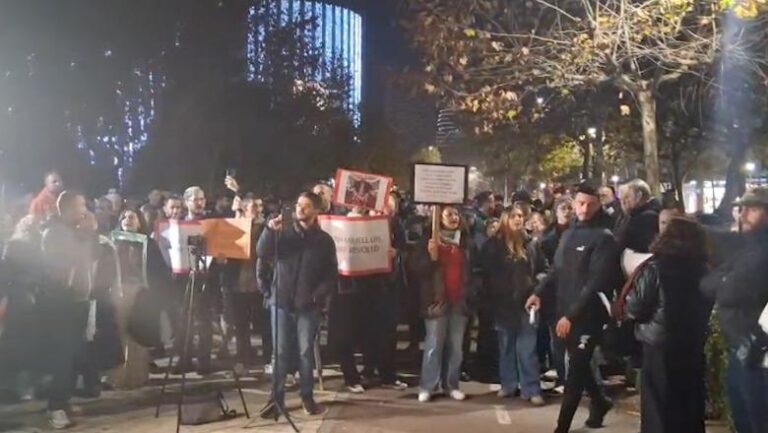 ”Lëvizja Bashkë” protestë para Kuvendit