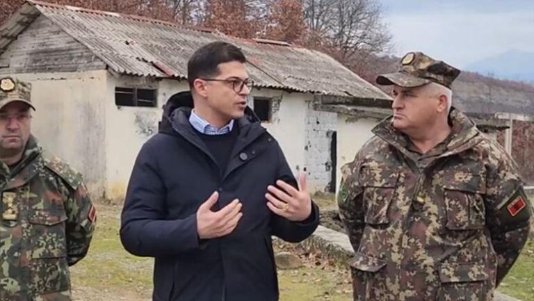 Ministri Vengu në Burrel, inspekton repartin ku do të ngrihet qendra e Batalionit III të Regjimit të Këmbësorisë së Veriut