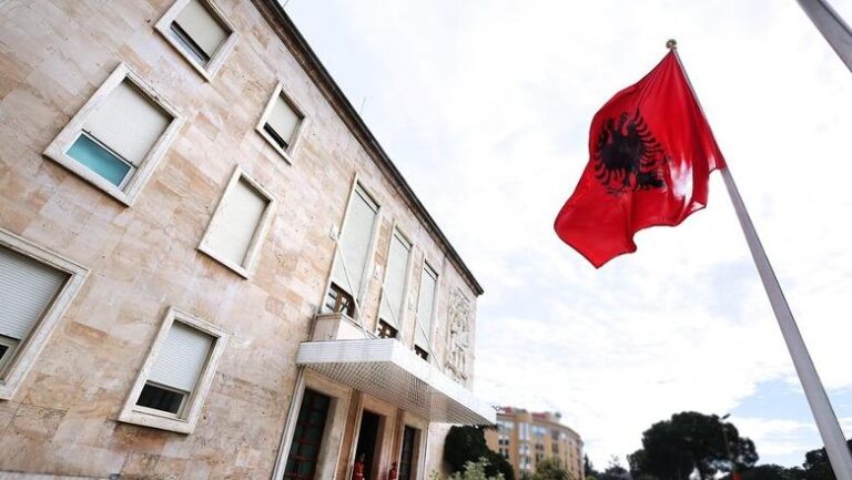 Kryeministri Rama mbledh qeverinë, nesër në takim edhe drejtuesit politikë