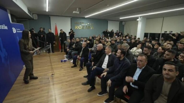 VIDEO/ Ervin Salianji foltore në Shkodër, salla plot me demokratë