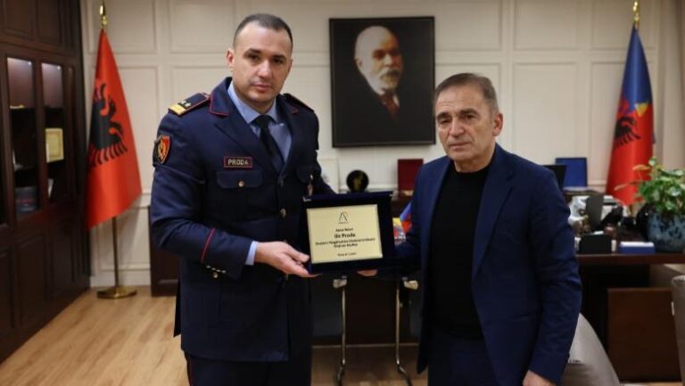 Drejtori i Policisë, Ilir Proda nderohet nga shoqata ”Profesionistët e Lirë për Shqipërinë”