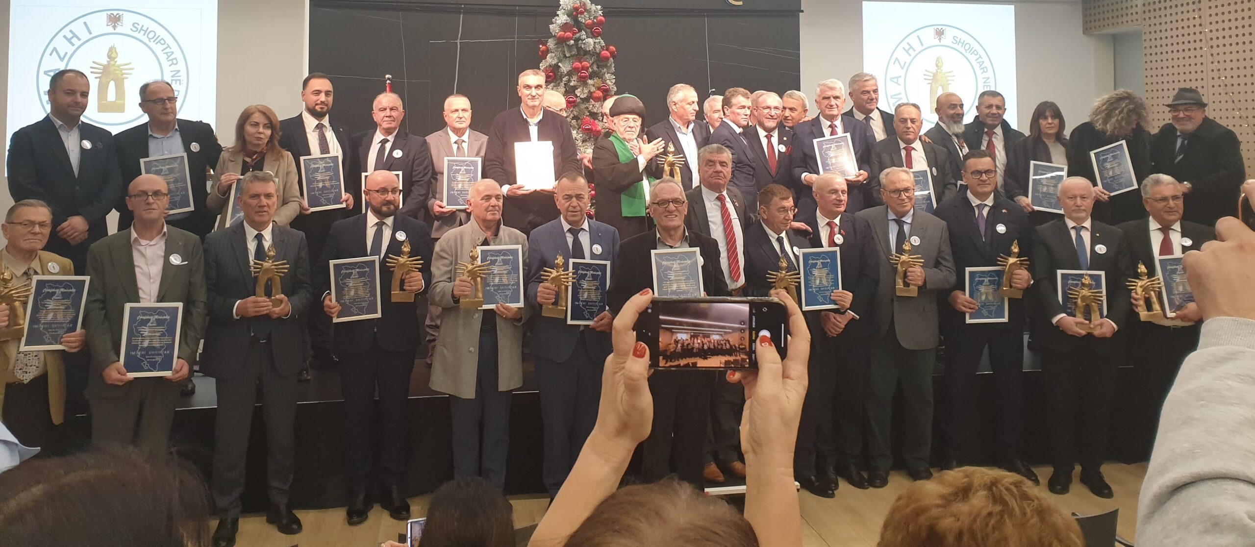 kombi-shqiptar-me-imazh-te-unifikuar-ne-nje-festival-vlerash