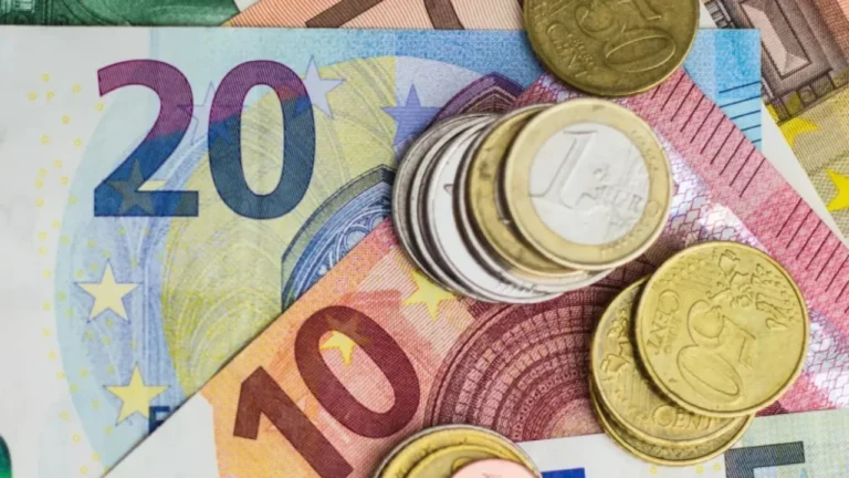 Kursi i këmbimit: Euro bie për 96.57 lekë, pritshmëri për rënie të mëtejshme