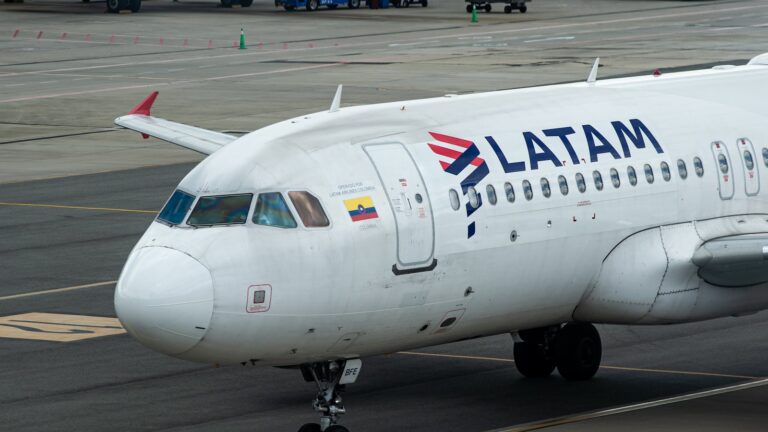 Pasagjerët evakuohen pasi tymi mbulon avionin në një emergjencë alarmante në aeroport