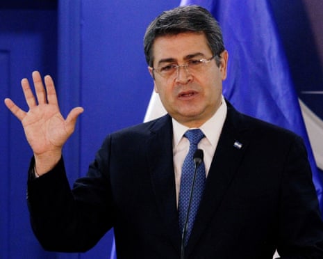 Trump fal ish presidentin e Hondurasit  ndërsa vendi pret rezultatin e zgjedhjeve të ngushta