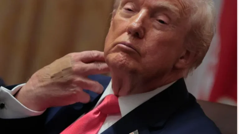 Spekulime dhe reagime: Çfarë fshihet pas fashave që mban Trump në duar?