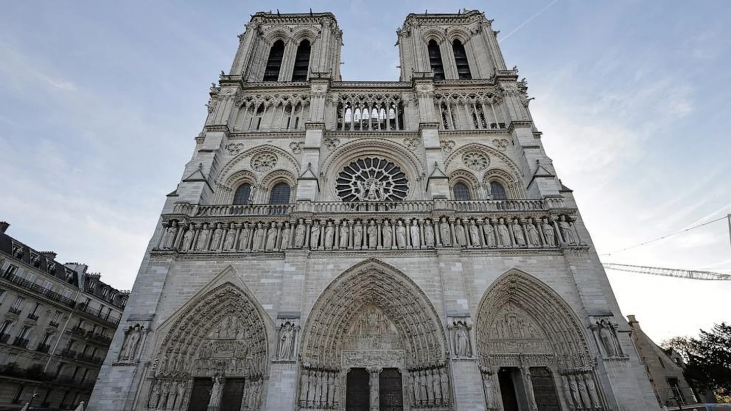 Më 7 dhjetor 2024  pas pesë vitesh sfidë restauruese  ikonikja e Francës  Notre Dame de Paris u bie kambanave