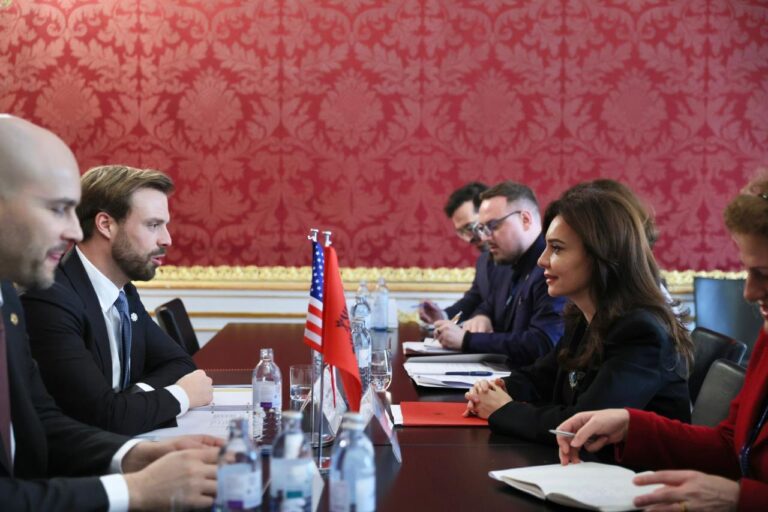 Spiropali takohet me zyrtarin e DASH për çështjet e Europës dhe Euroazisë, Hanrahan: Thellim të bashkëpunimit