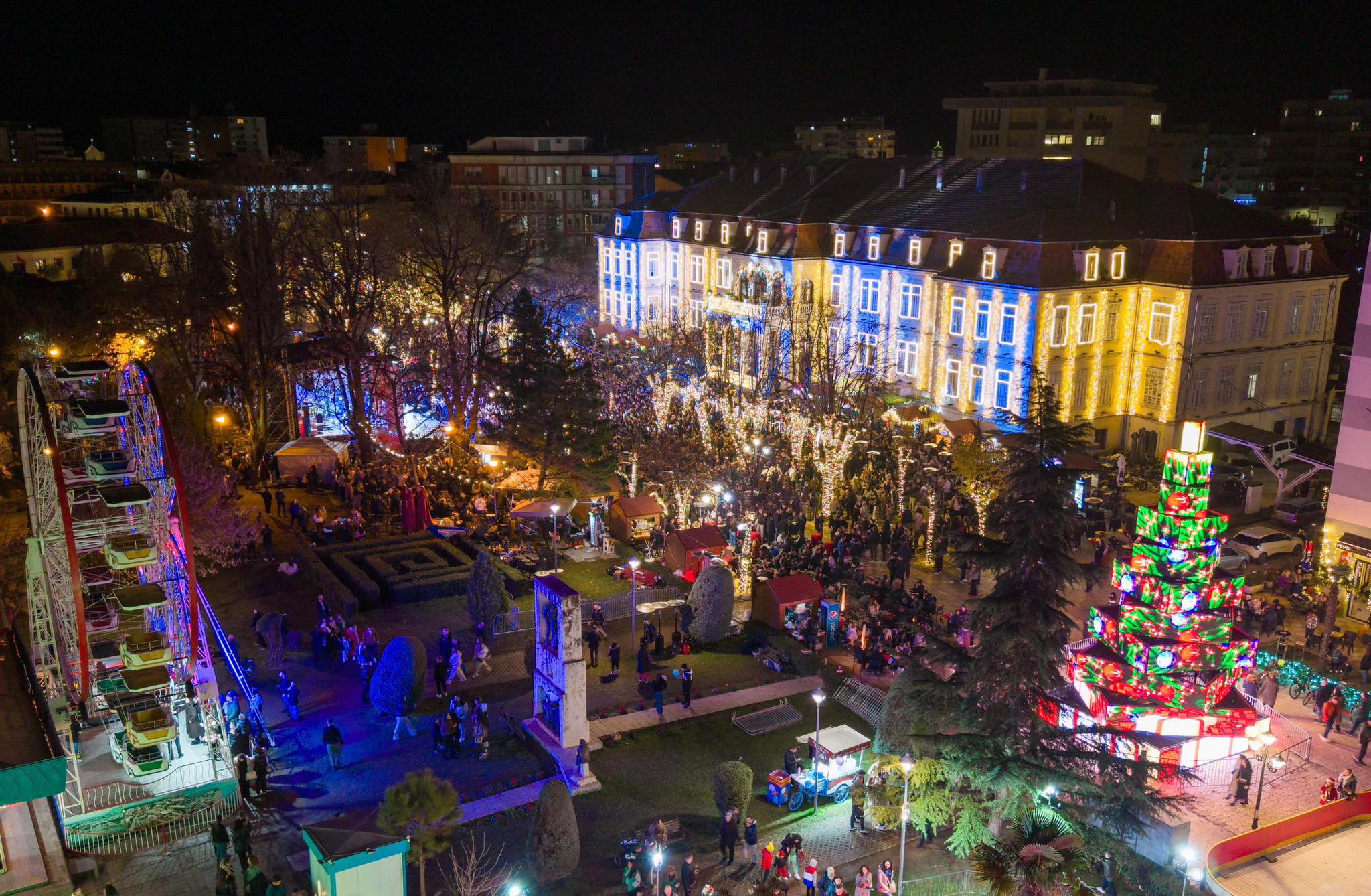 Shkodra dhuron një spektakël të mahnitshëm në natën e ndezjes së dritave të festës