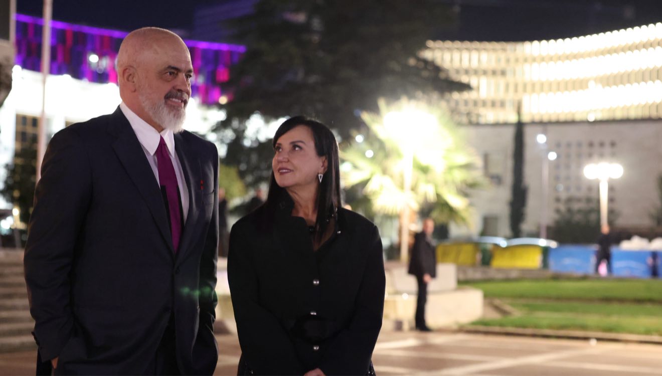 edi-rama-percjell-nepermjet-nje-fotoalbumi-zhvillimet-me-te-rendesishme-te-javes