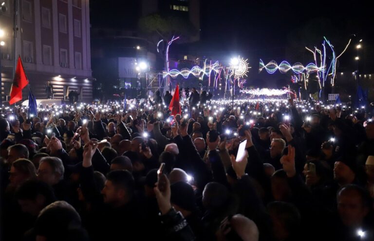 Ilir Meta poston fotot nga protesta: Numërimi mbrapsht ka filluar