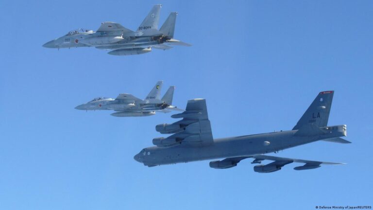 Bombarduesit amerikanë bashkohen me avionët japonezë për të kundërshtuar stërvitjet Kinë-Rusi