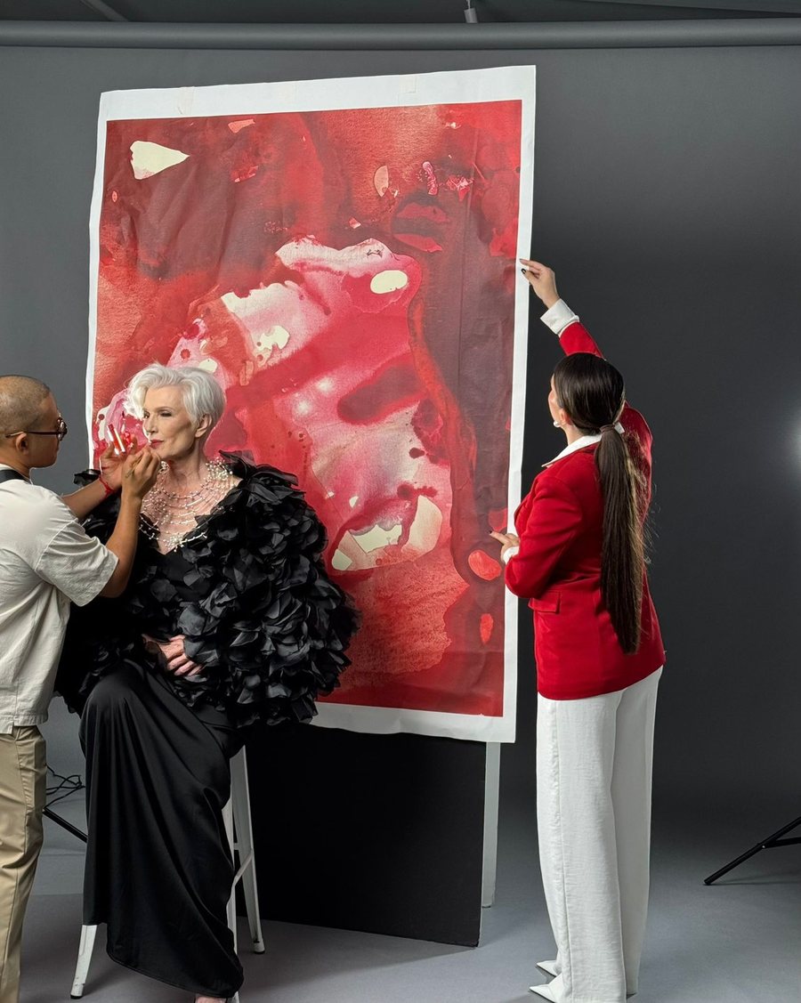 Mamaja e Elon Musk pozon për Fadil Berishën mes veprave të artistes shqiptare që pikturon vetëm me duar