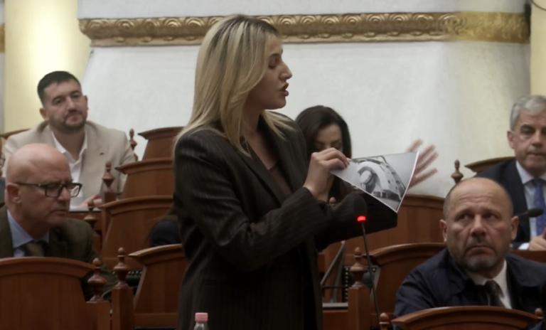 Mogherini në pranga, Zhupa pyet PS në Kuvend: Ja keni mësuar ju këtu në Shqipëri korrupsionin?