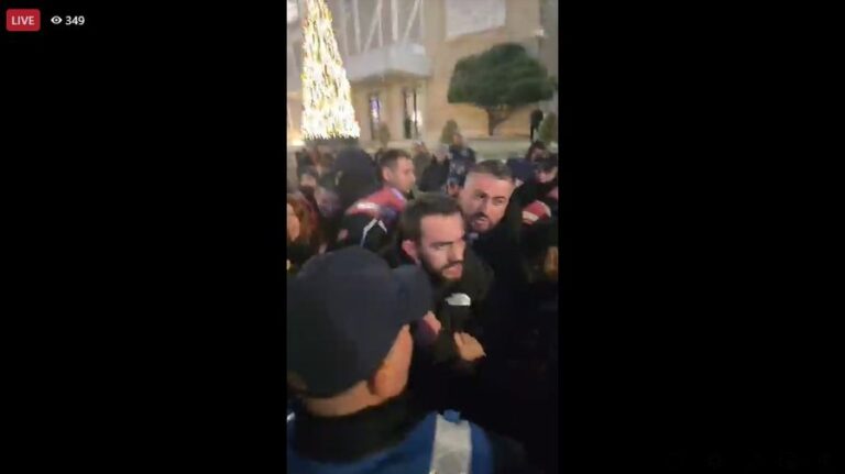 LIVE/ Sërish përplasje të forta mes policisë dhe grupit të Lapajt para Kryeministrisë