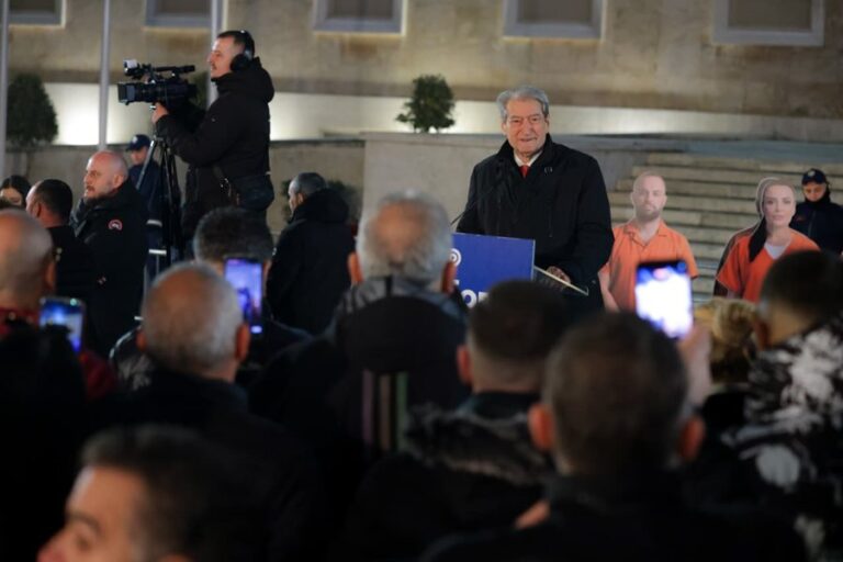 Berisha tek Foltorja para Kryeministrisë: “Kur ne të zëmë këtë shesh, Rama do ia mbathë”. Po kur do vendosni, Doktor?