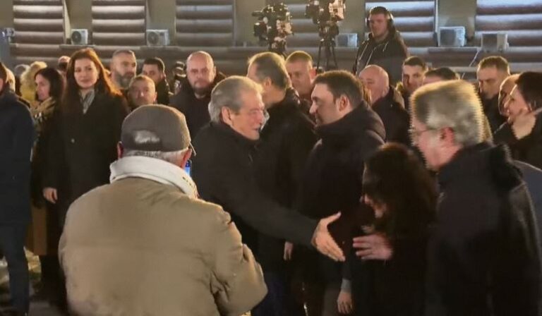 Foltorja përpara Kryeministrisë, Berisha i bashkohet demokratëve