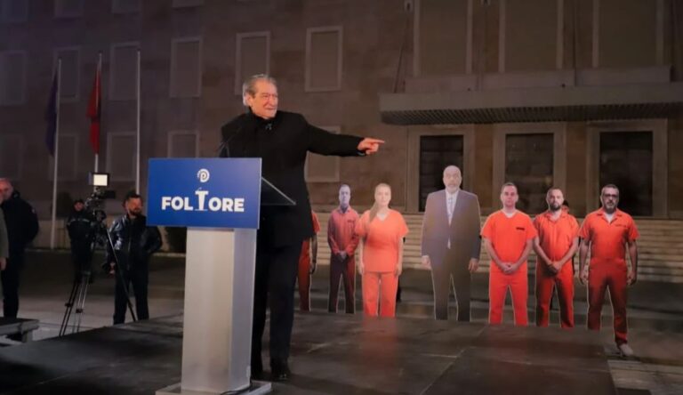 ”Ne e mbyllim sot protestën për ta nisur vitin me protesta”, Berisha: Ky regjim po shkërmoqet
