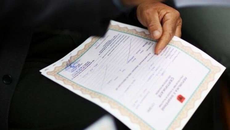 Familjet ankohen se kompania Salillari u mori parcelat për të ngritur panele diellore 