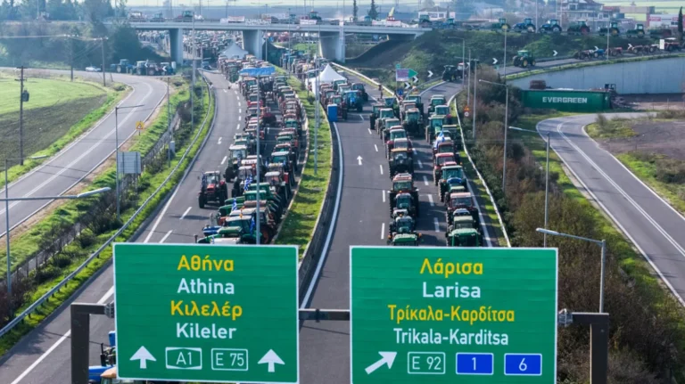 Fermerët në Greqi paralajmërojnë bllokada të reja rrugësh