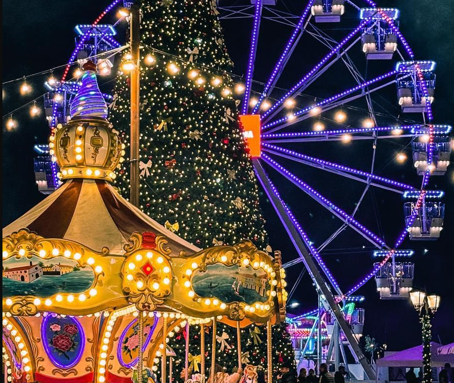 Berati vishet me ngjyra festash  Rama poston fotot  Atmosferë magjike në qytetin e një mbi një dritareve