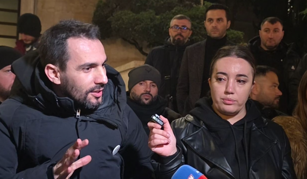 Përplasje në protestën para Kryeministrisë mes Adriatik Lapajt dhe policisë