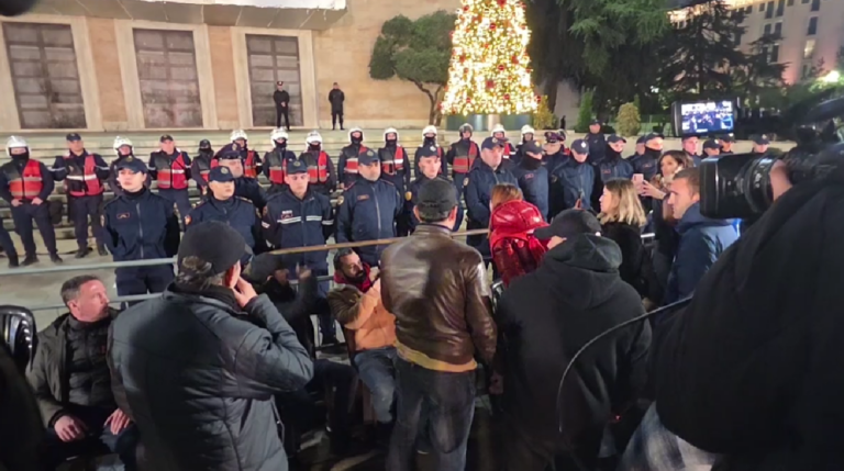 Blindohet Kryeministria, policia përplasje sërish me Adriatik Lapaj dhe mbështetësit e tij
