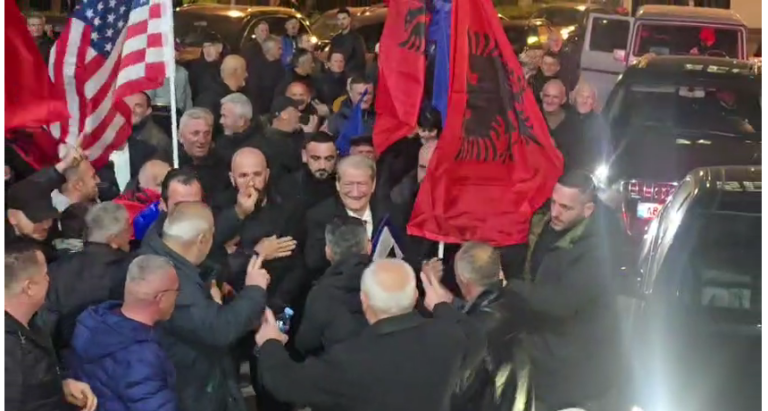 VIDEO/ Protesta para Kryeministrisë, Berisha mbërrin në selinë blu