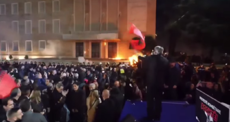 VIDEO/ Berisha mbyll fjalimin, flakë dhe tym tek Kryeministria