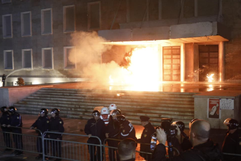 Molotov drejt policisë, dy efektivë të lënduar