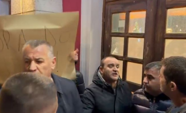 Vlora pa ujë, bashkia feston. Qytetarët rrethojnë vendin e festës: Duam ujë!
