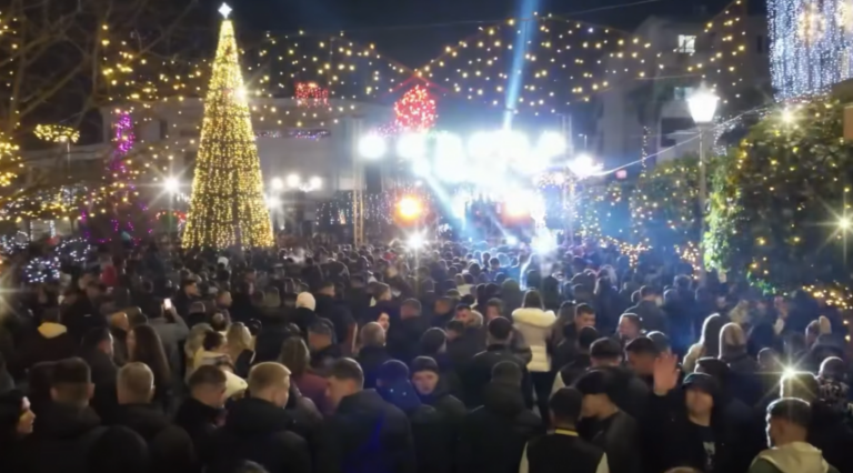 Librazhdi pret ndërrimin e viteve me atmosferë festive, Rama poston videon magjike