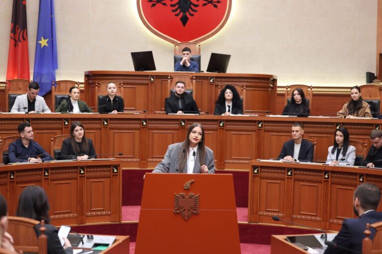 VIDEO/ Sara Mila në mesin e të rinjëve në Kuvend: Dy historitë e jetës që më shtynë drejt politikës