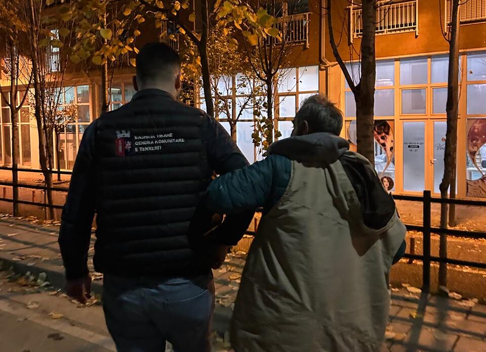 I moshuari gjendet i braktisur në rrugë  Bashkia e Tiranës e sistemon në Qendrën Sociale  Strehëza  