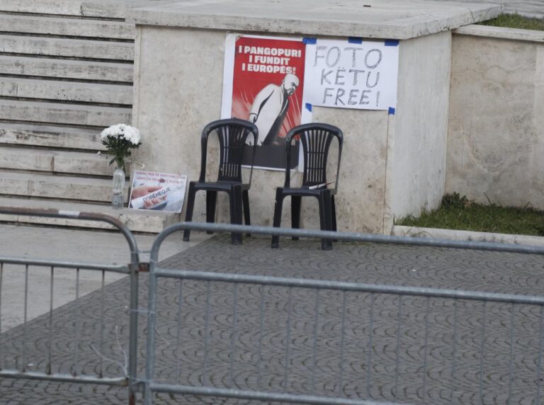 ”I pangopuri i fundit të Europës”, pankarta me mesazh para Kryeministrisë