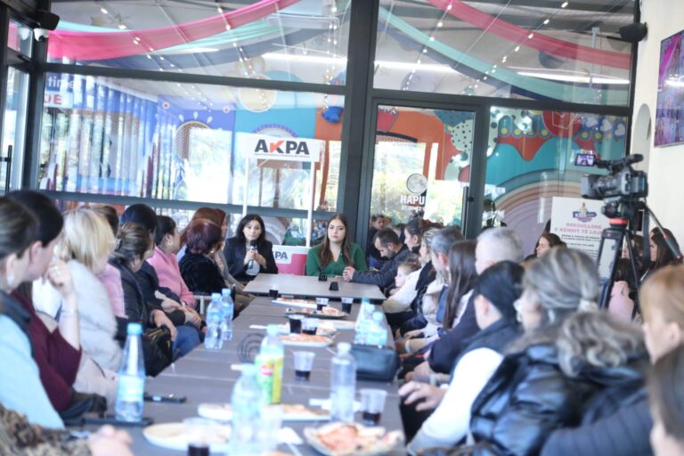 Pranë grave kryefamiljare, deputetja Mila: Të ndërtojmë së bashku një të ardhme më të sigurt për fëmijët tanë!