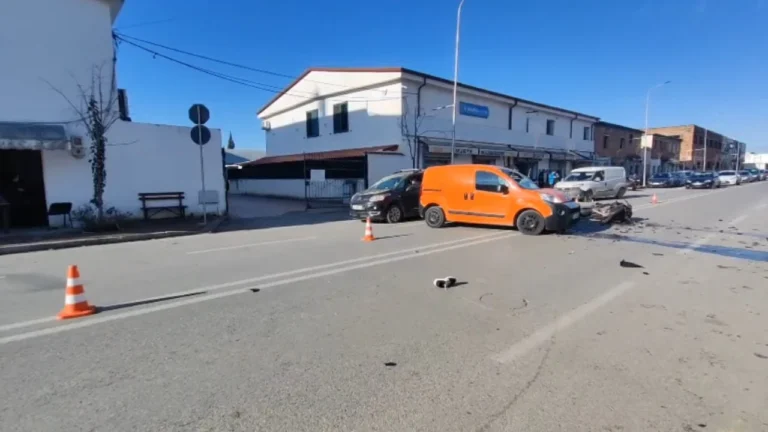 Tjetër aksident në unazën e qytetit, automjeti përplaset me motorin