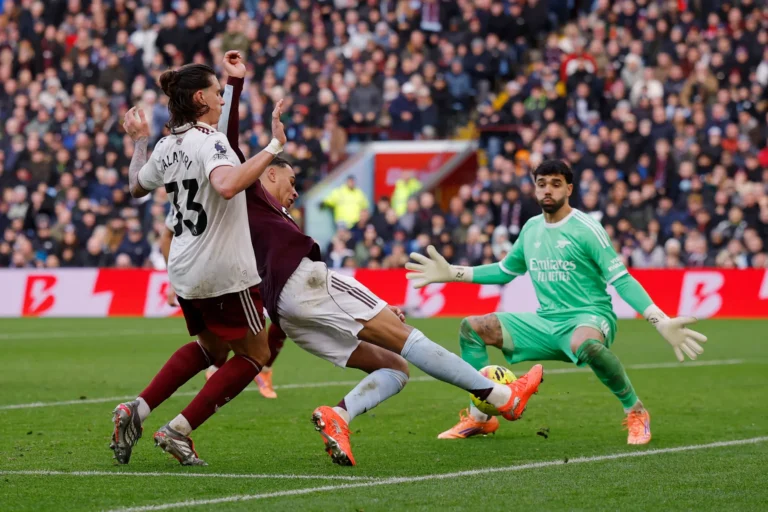 Aston Villa i shkakton një humbje dramatike Arsenalit kryesues në sekondat e fundit