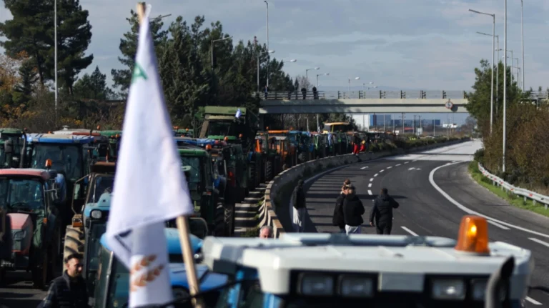 Greqi: Fermerët përshkallëzojnë protestat, bllokada në rrugë, porte dhe dogana