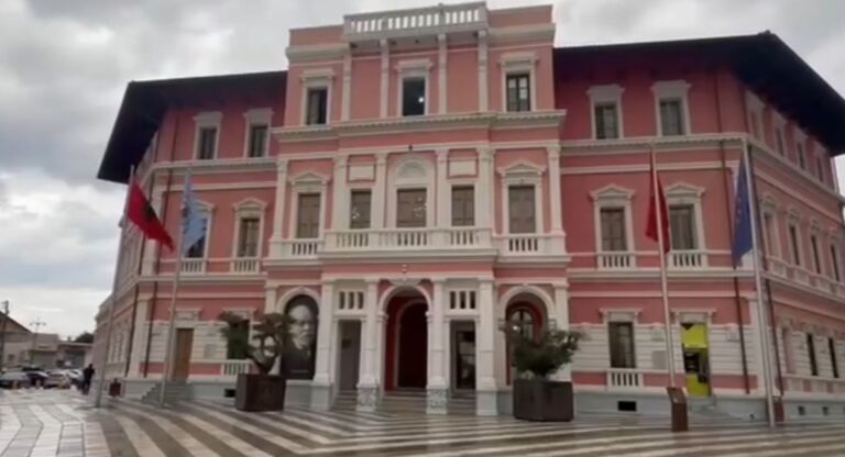 Vodhën naftë nga makinat e punës, pezullohen 3 punonjës të Bashkisë Vlorë