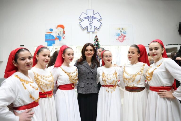 VIDEO/ Ministrja Spiropali vizitë në komunën e Tetovës: Një qendër dinamike arsimore dhe kulturore