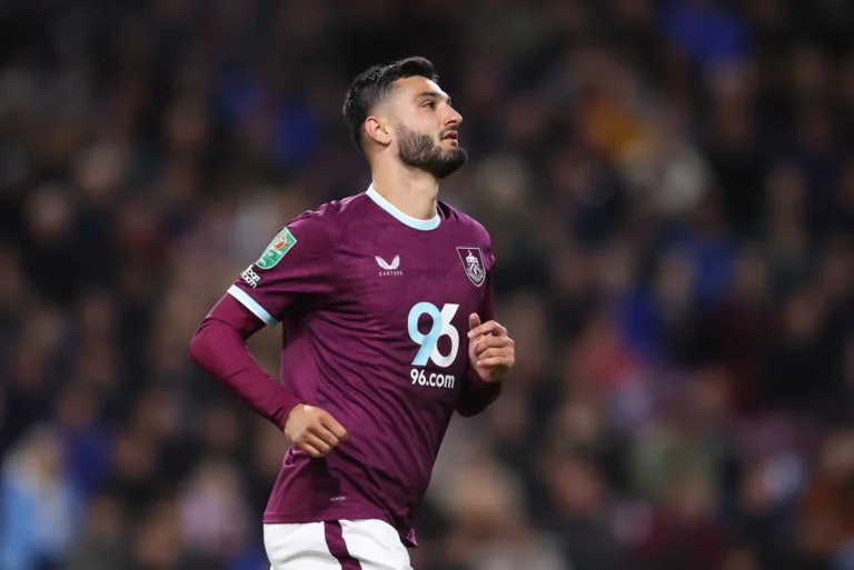 Rikthimi i Brojës si titullar, trajneri i Burnley-t: Ishte fantastik, pamë versionin e tij më të mirë!