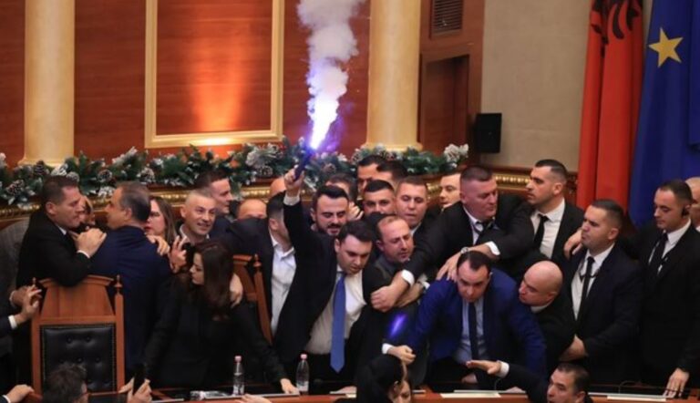 CNN publikon pamjet: Skenat kaotike në Parlamentin e Shqipërisë