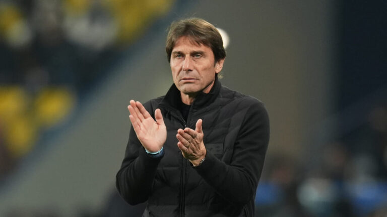 Antonio Conte, kapiteni që udhëheq Napolin në stuhitë e mëdha