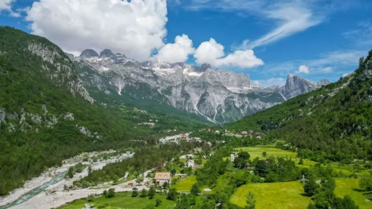 Prestigjozja britanike ”Express”: Thethi, fshati i vogël malor si Zvicra, por pa turma dhe pa çmime të shtrenjta