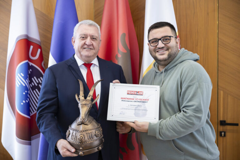 Armand Duka nderohet me mirënjohjen “Përkrenarja e Skënderbeut” nga agjencia e lajmeve “Presheva Jonë”