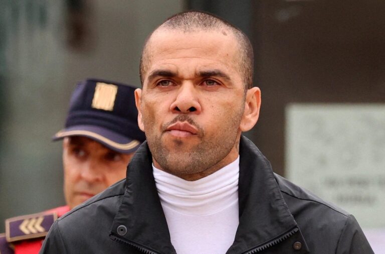 Pas daljes nga burgu, Dani Alves blen klub dhe bëhet president