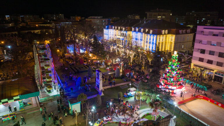 Shkodra dhuron një spektakël të mahnitshëm në natën e ndezjes së dritave të festës