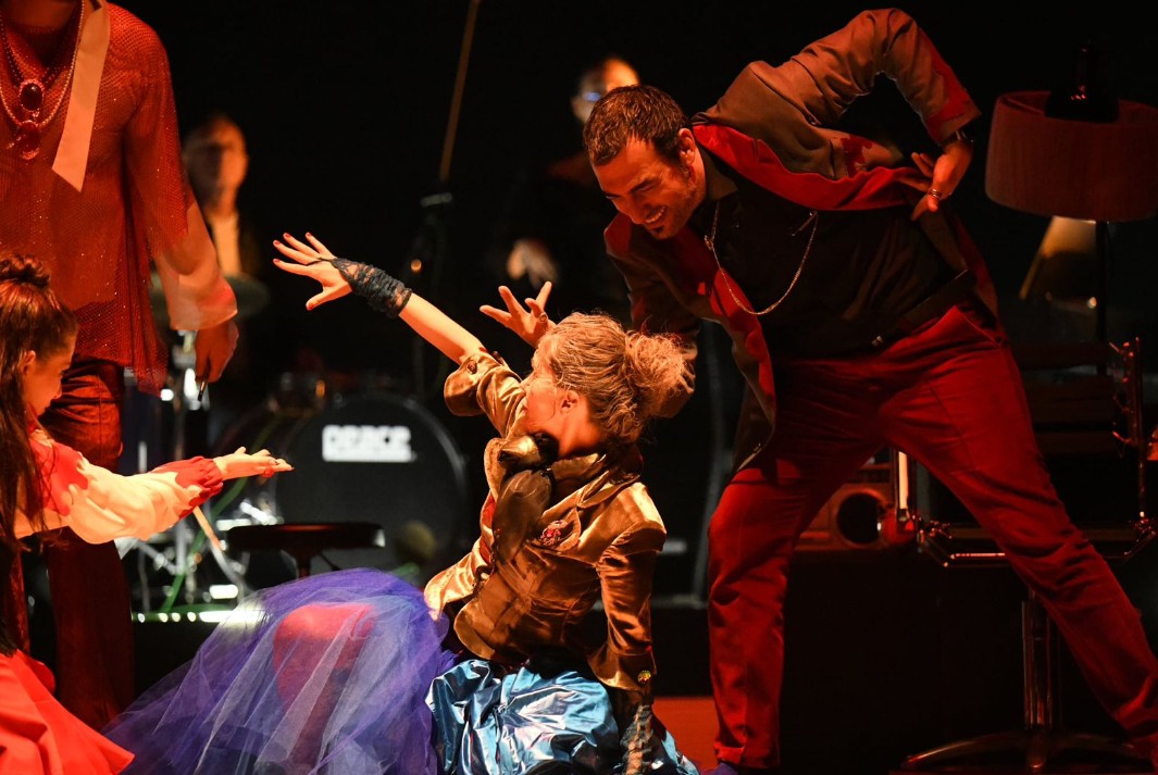 shume-pak-vrases-komedia-qe-thyen-kufirin-mes-skenes-dhe-publikut-ne-teatrin-skampa